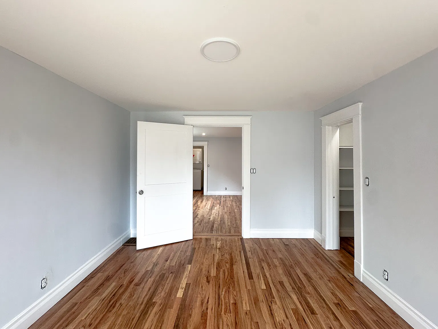 3 bed, 905 sqft, $1,799 — Photo 3