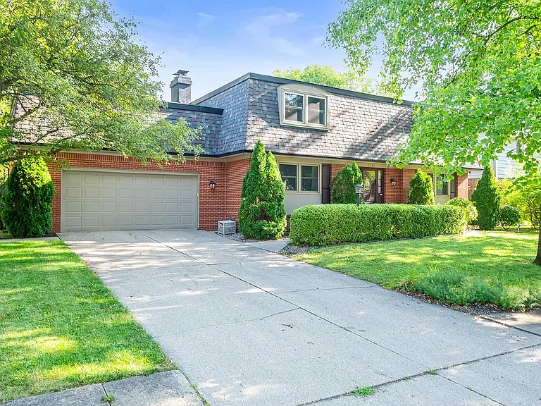 3204 W Twickingham Dr — Photo 1