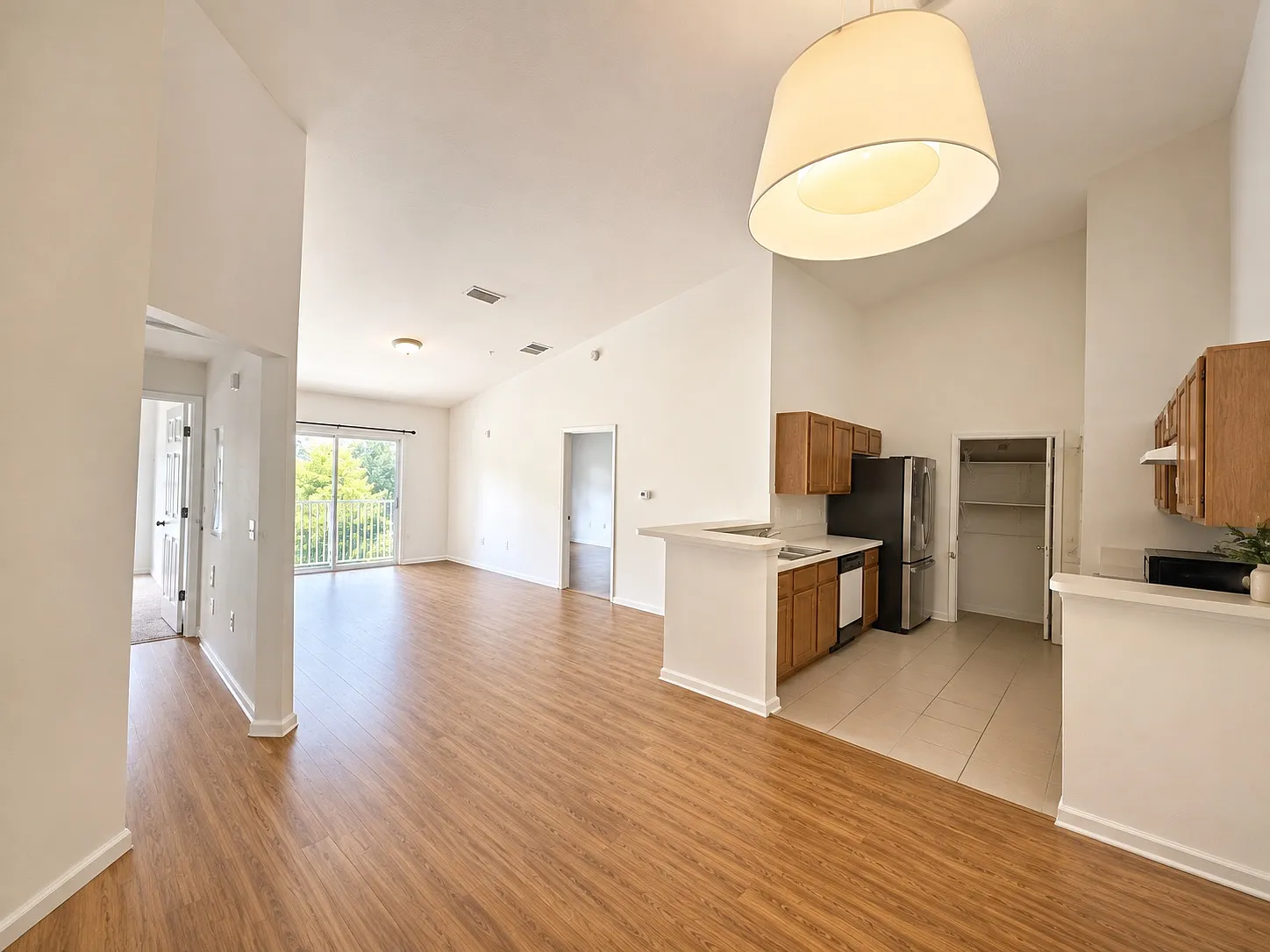 2 bed, 1099 sqft, $1,600 — Photo 1