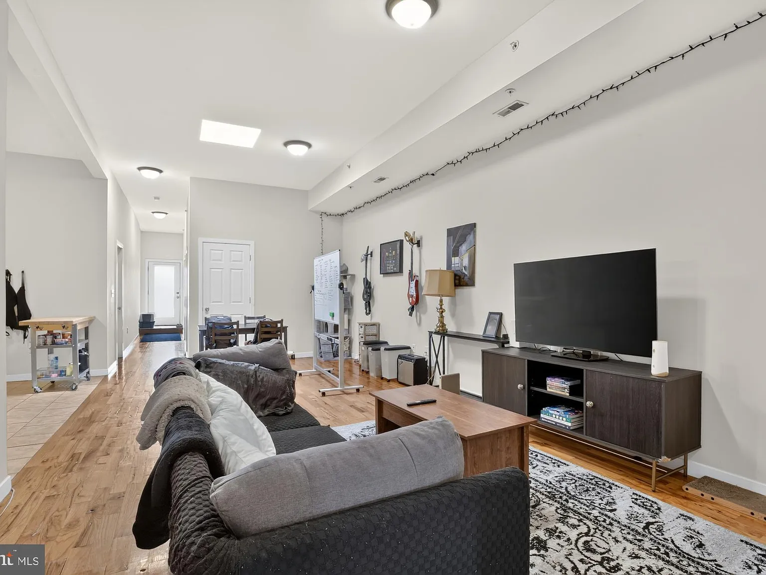 4 bed, 9590 sqft, $1,950 — Photo 2