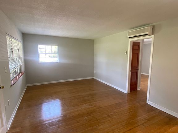 4th image of 3112 W Horatio St #33
