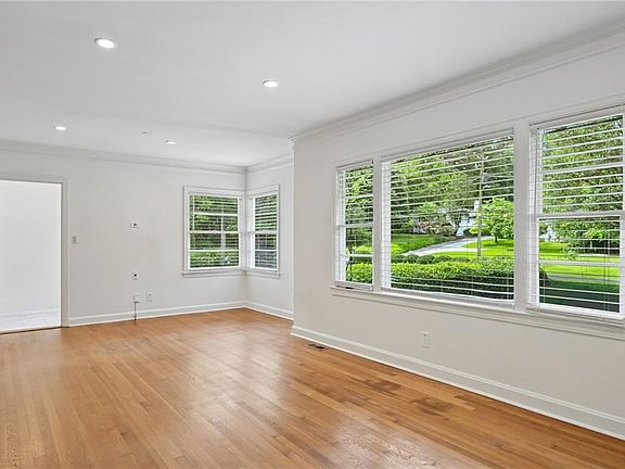 3rd image of 984 Lindbergh Dr NE