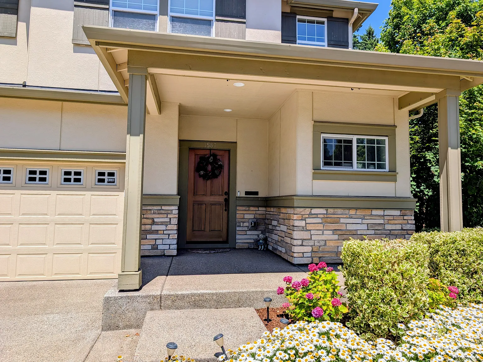 4 bed, 2.5 bath, 2361 sqft, $3,045 — Photo 2