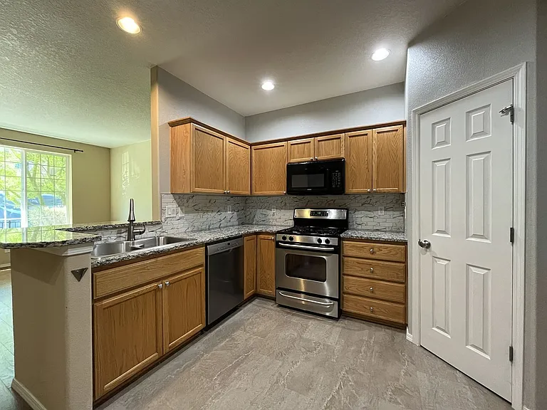 17085 SW Pleasanton Ln — Photo 7