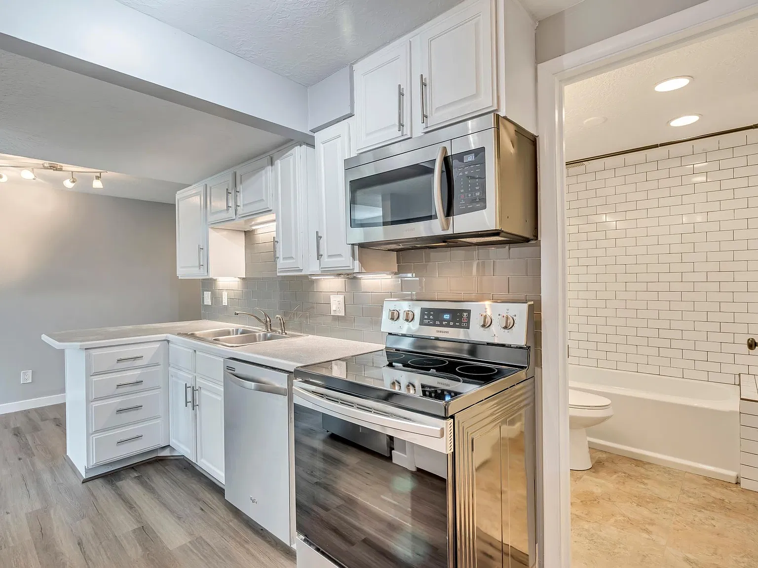 2 bed, 700 sqft, $1,600 — Photo 2