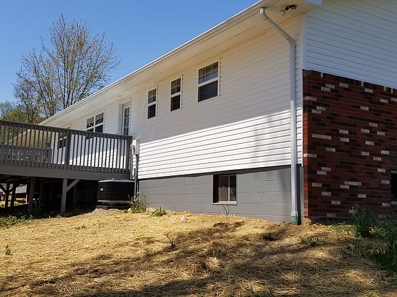 4th image of 391 Diane St