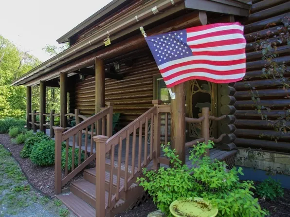 214 Mohawk Trl, Florida, MA 01247