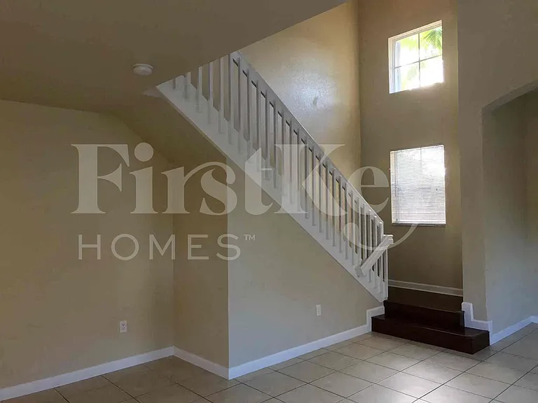 181 NE 30th Pl — Photo 3