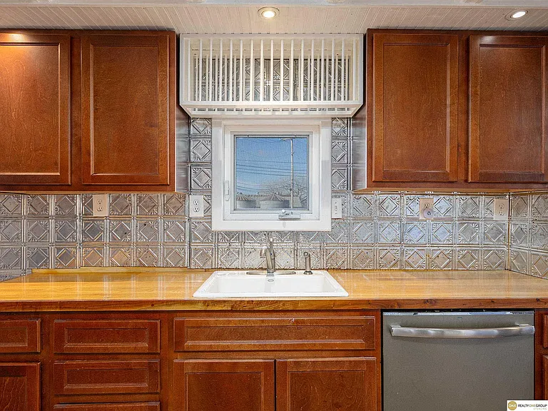 747 2nd St — Photo 8