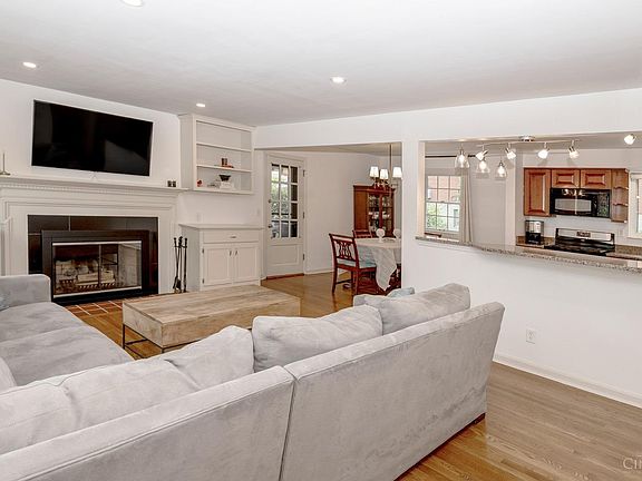 4th image of 2889 Pineridge Ave