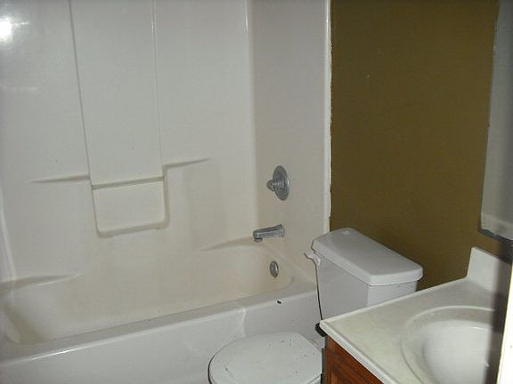 5th image of 420 Delia Ave