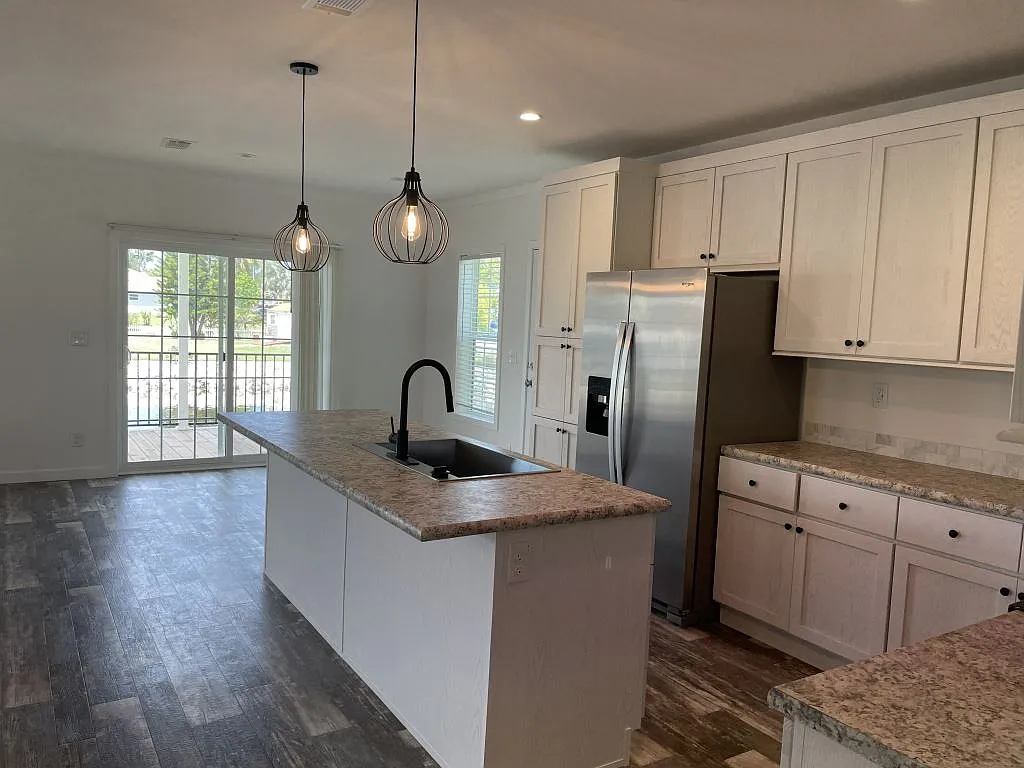 2 bed, 2.0 bath, 1669 sqft, $1,649 — Photo 2