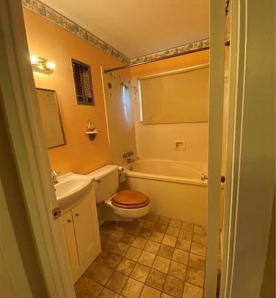 5th image of 2121 Dupont Dr