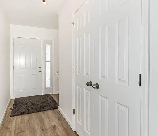 824 Cathy Dr W — Photo 2