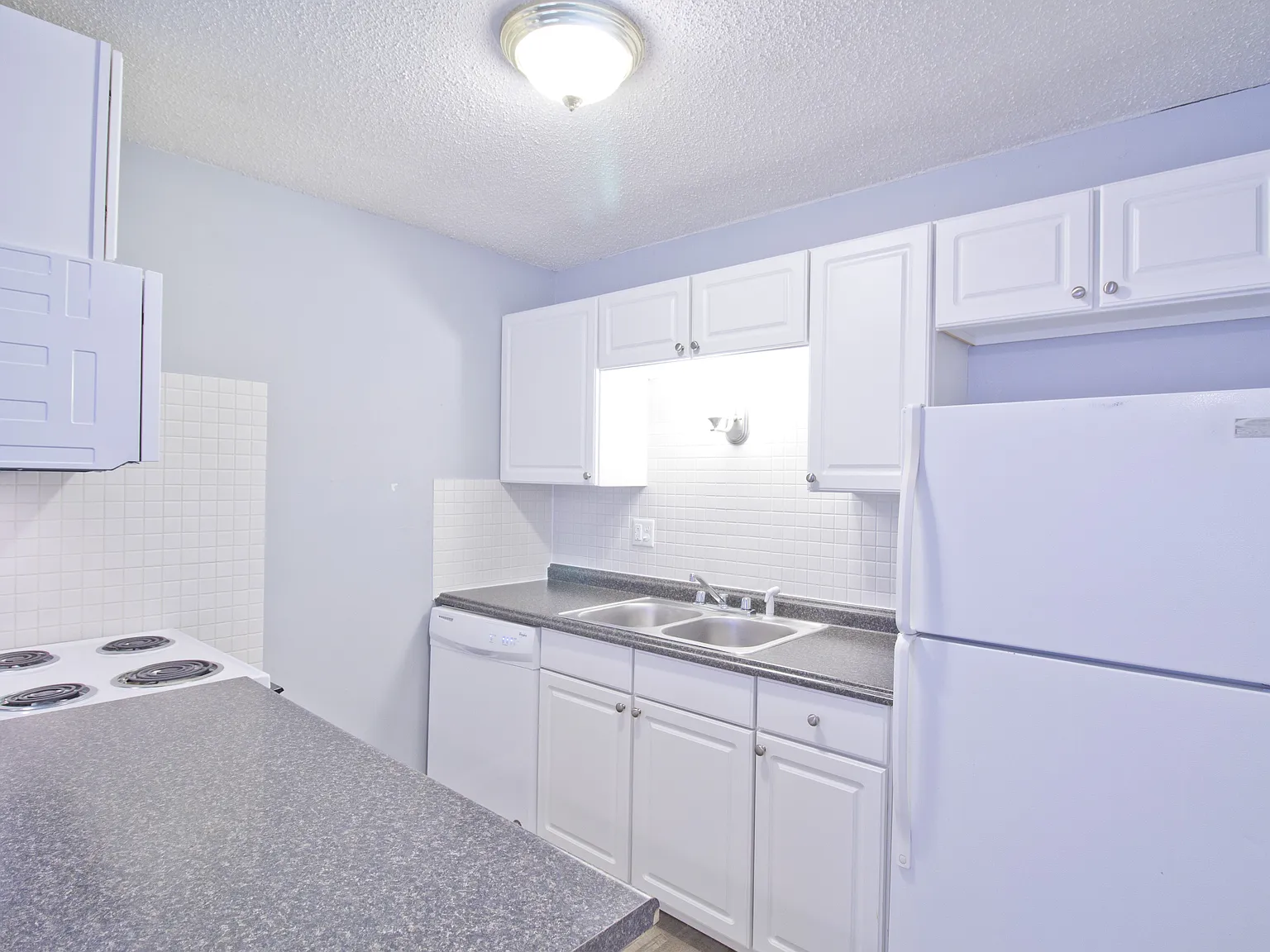 1124 University Dr — Photo 3