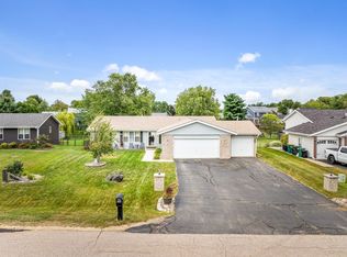 911 Quill Dr, Roscoe, IL 61073