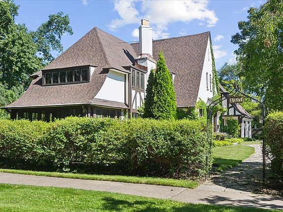 3rd image of 867 Broadview Ave