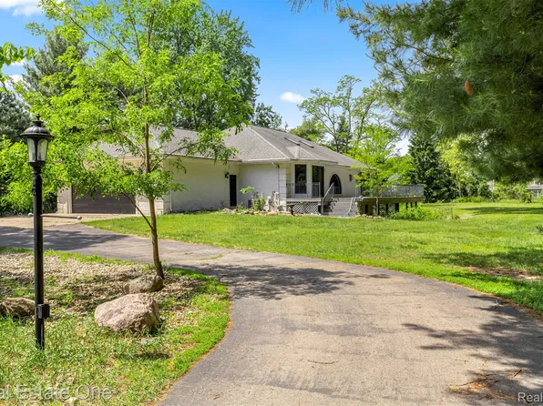 8329 Gray St, Westland, MI 48185