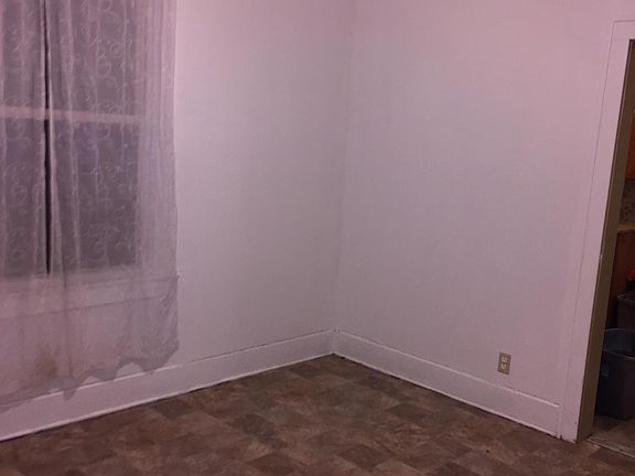 4th image of 1530 Sharon Ave