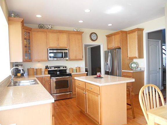 Spacious kitchen w/maple cabinets