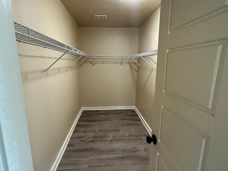1213 W Walker St — Photo 16