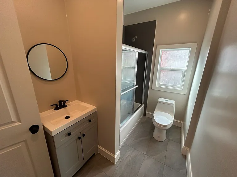1005 Burlingame — Photo 9