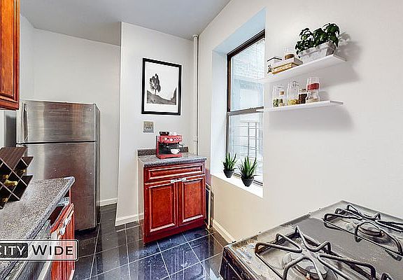 3rd image of 19 E 109th St #5