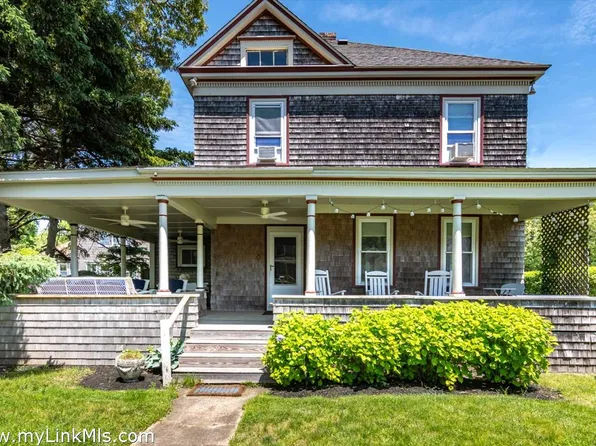 67 New York Ave, Oak Bluffs, MA 02557