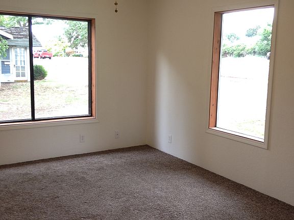 4th image of 608 Holly St