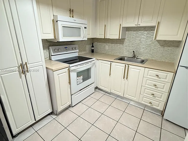 2025 NE 164th St #318 — Photo 2