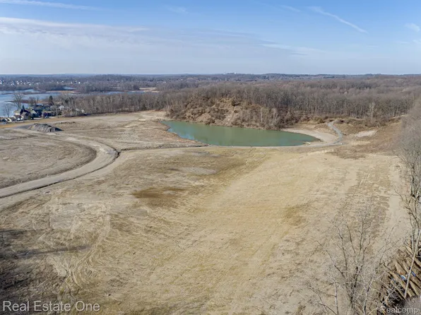 6 Park Ridge Rd, White Lake, MI 48386