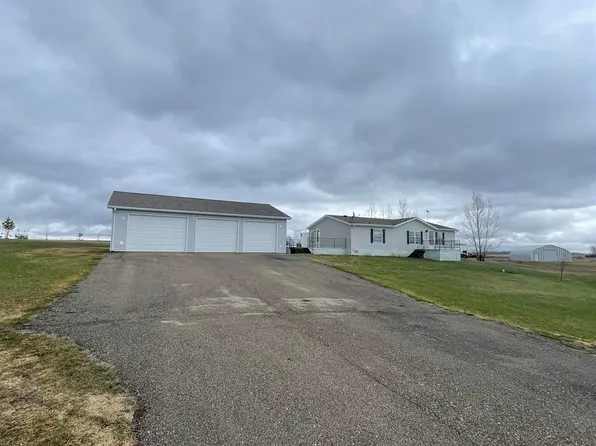 824 Sunset Dr, Devils Lake, ND 58301
