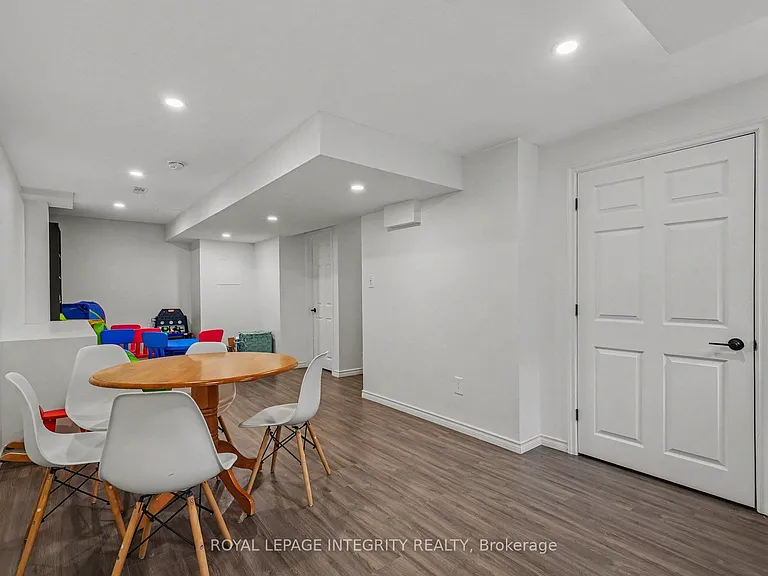 555 Foxlight Cir — Photo 21