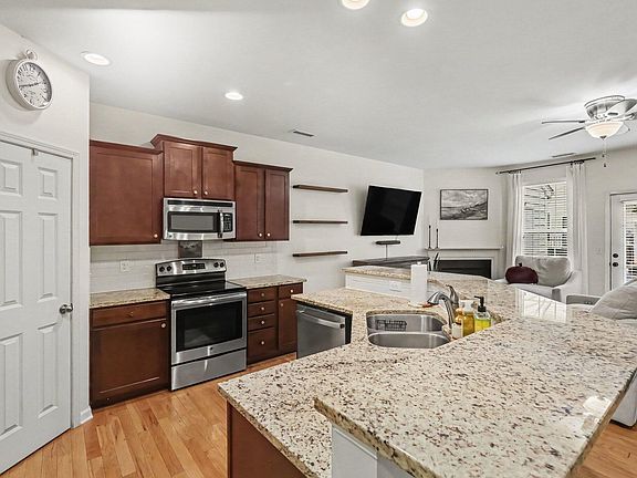 5th image of 407 Starkey St