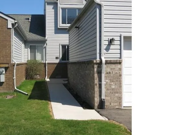718 Claire Pointe Dr, Saint Clair Shores, MI 48081