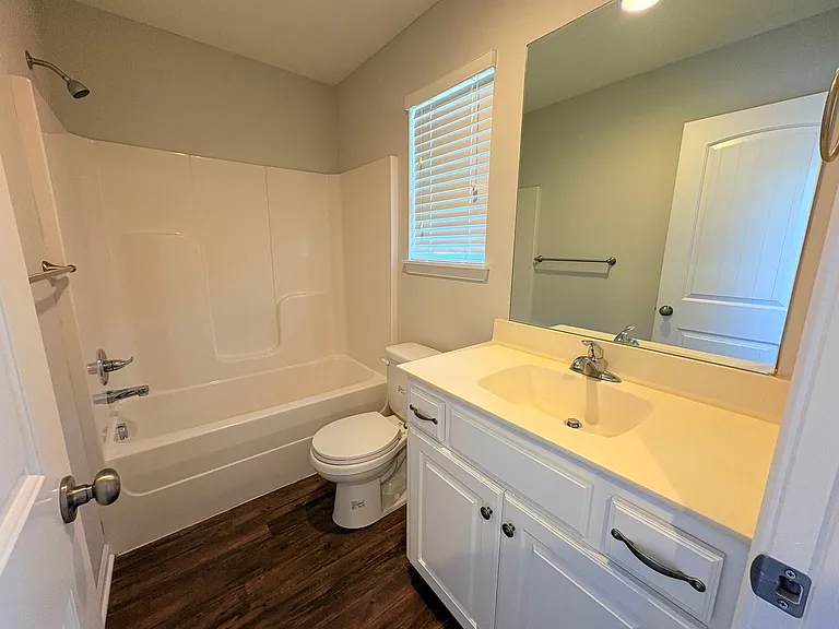209 E Plum St — Photo 11