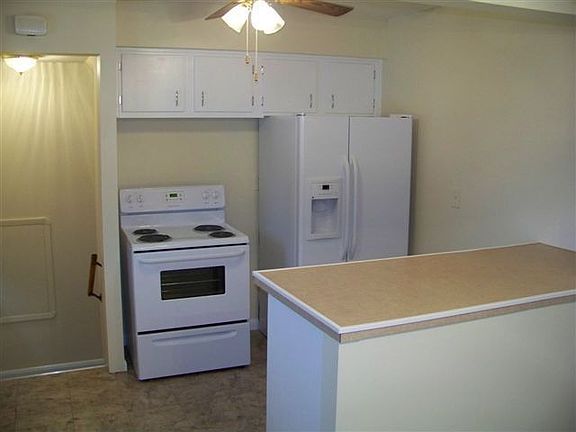 3rd image of 17107 Cambridge Blvd