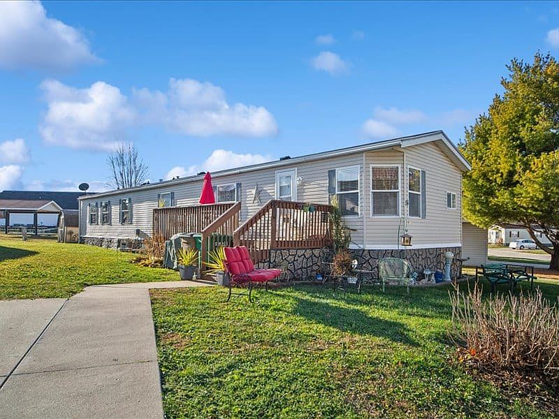 1st image of 53 N Hawthorn Dr