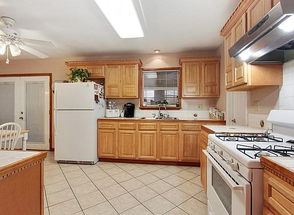 5th image of 215 John Hopkins Dr