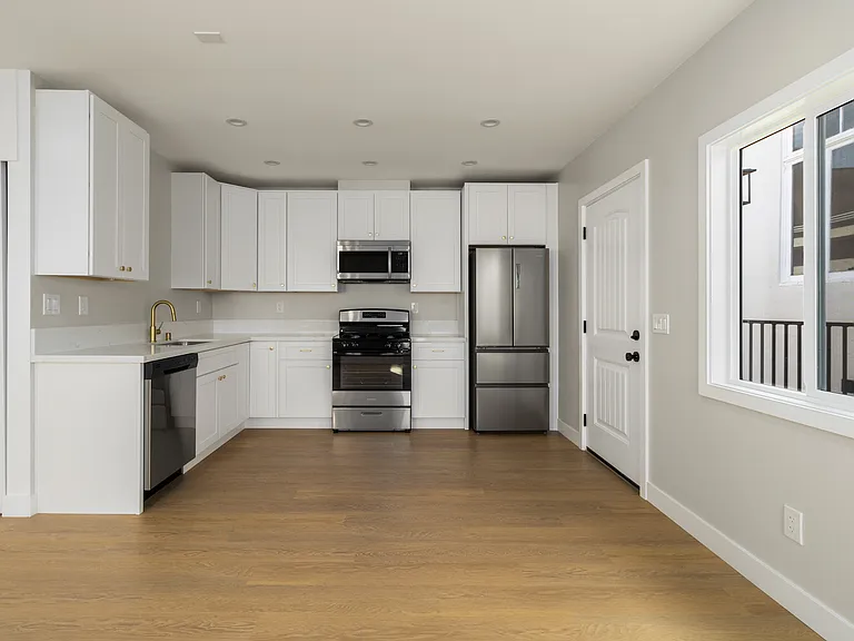 1827 E 4th St #18 — Photo 16