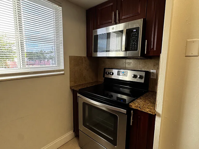425 NE 7th Ave #3 — Photo 11