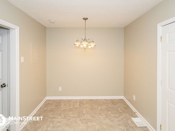 4th image of 1022 Hillcrest Ave