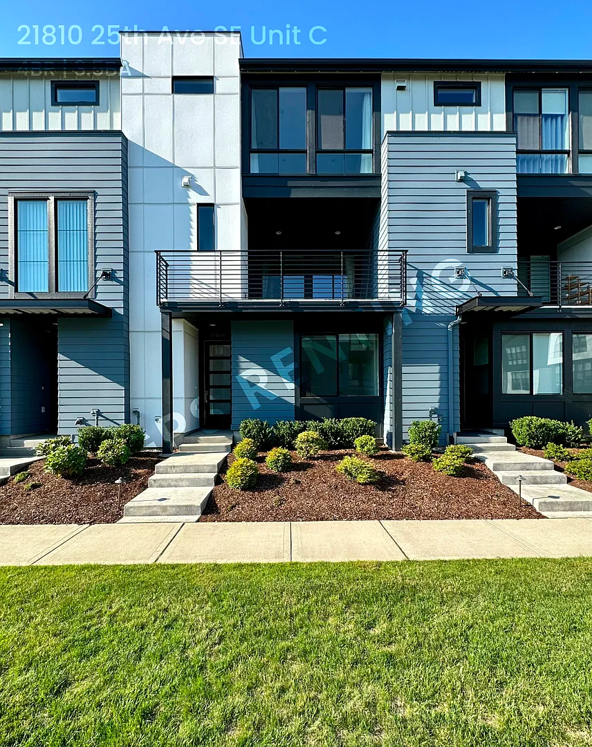 Luxury 4BR Bothell Townhome with Gourmet Kitchen & Guest Suite — Photo 4