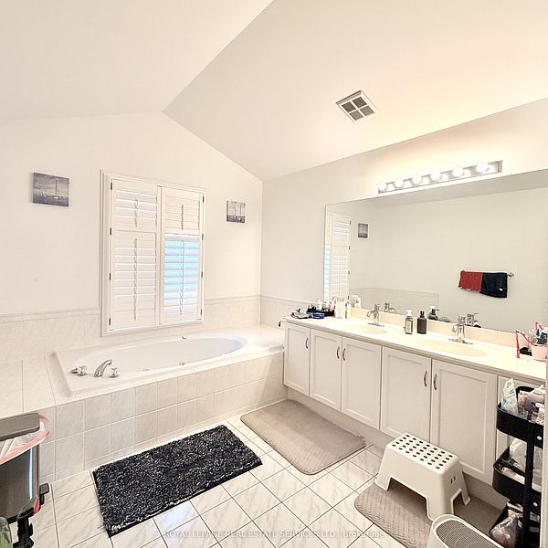 Oakville Townhouse for rent - 4 Bedrooms — photo 13