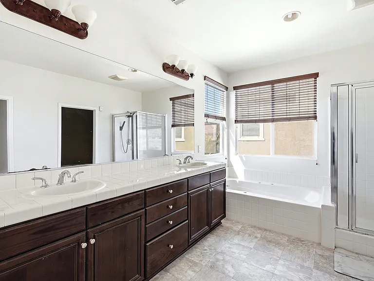1364 Wellington Dr — Photo 12