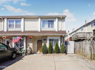 101 Benjamin Dr, Staten Island, NY 10303
