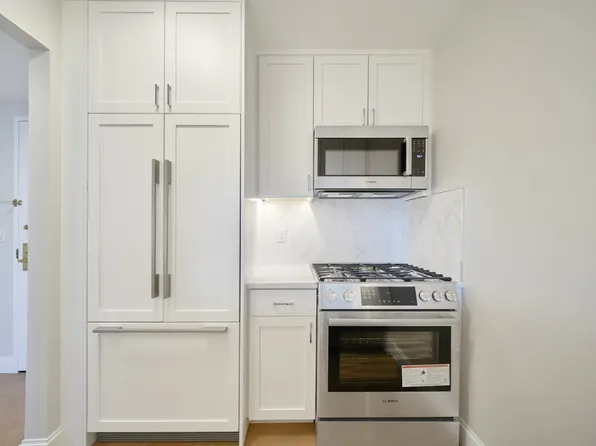 160 Riverside Boulevard image 6 of 12