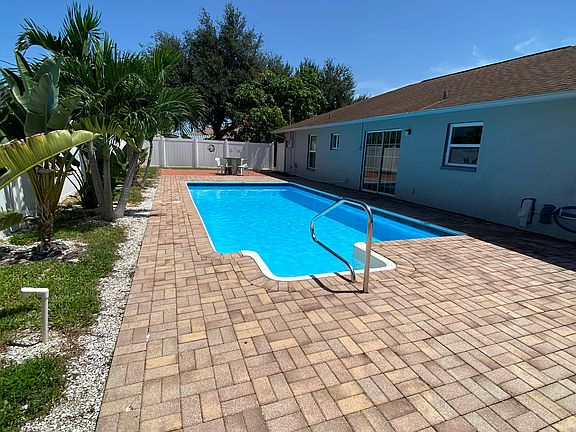 view front house from est side