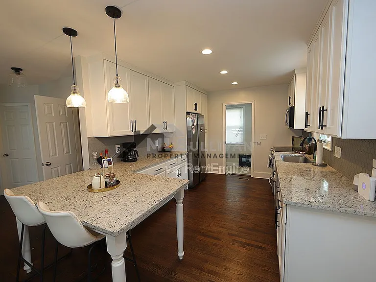 411 N Maple St — Photo 3