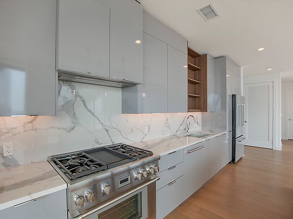 3rd image of 1445 Ross Ave #Penthouse 4201